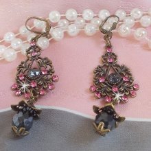 BO Irrésistible Love montées avec cabochons ronds, gouttes facettées Noires en verre, coupelles étoiles et filigranées sur des dormeuses Bronze